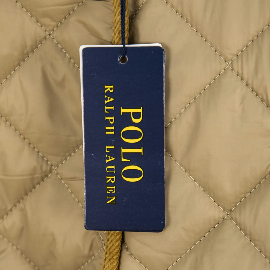P390 zp version [Exclusive supply] Ralph Lauren/Ralph Lauren 2025aw autumn and winter popular items diamond-shaped quilted embroidered corduroy strips imitation feather jacket jacket Correct three-pocket version Slight waist design Free matching neckline ✅ Facial filling imitation feather cotton Three-in-one diamond-shaped quilted embroidery Soft and comfortable ✅ Customized double-circle brand hardware buckle back waist freely adjustable elastic design ✅ RL three-color diamond plaid cotton jacket 100% restoration Corduroy strips running through the whole body, no knots and overlaps, artificial curling, fine workmanship, highly recommended, a rare cotton jacket that does not look bloated, can be worn as an inner layer in the north, can be worn with multiple necklines, elastic waistline on the back, freely adjustable waistline, matte memory technology on the face, giving a cotton feel, not to be missed, highly recommended, color: black, white, gray green, khaki, navy blue, size: S M L XL, number: WW10950